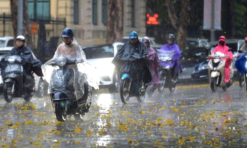 Cold spell breaks early summer heat in northern Vietnam